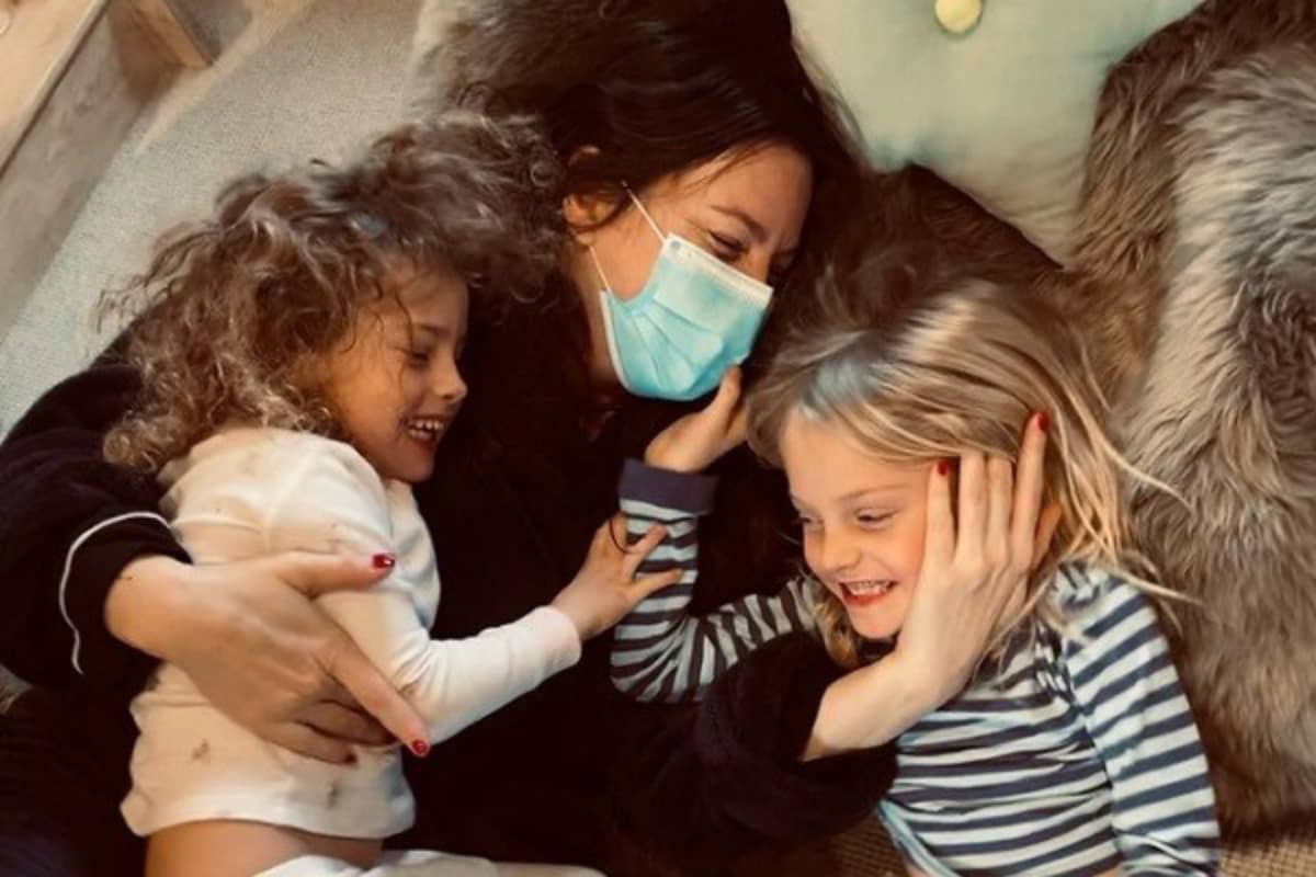 Liv Tyler revela diagnóstico de Covid-19 e celebra reencontro com os filhos