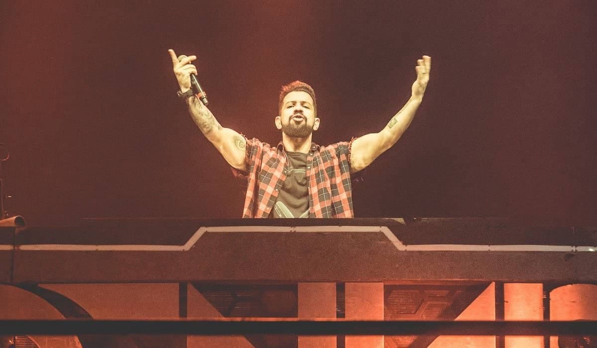 Dennis DJ comanda a festa do BBB 21 hoje e pede sugestões de músicas aos fãs