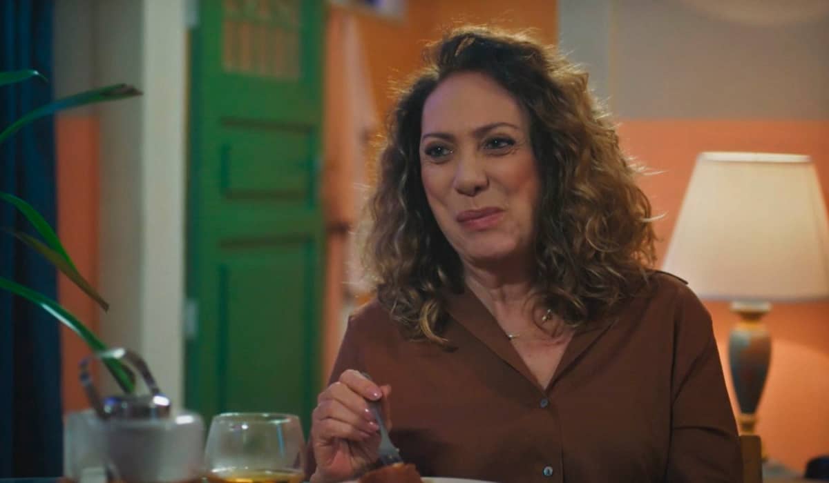 Agatha chuta Hélio e aposta na lealdade de Emmy, a mãe de Luigi em Terra e Paixão