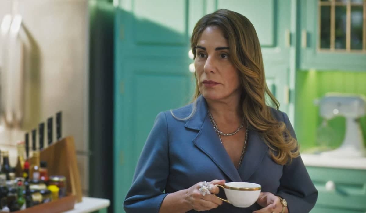 Irene se antecipa ao retorno de Agatha e já encomenda sua morte em Terra e Paixão