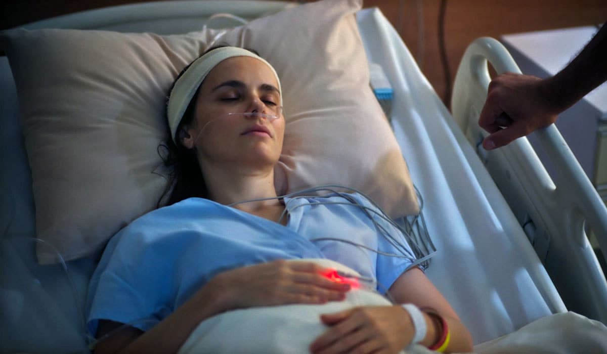 No final de Terra e Paixão, Lucinda acorda do coma e salva Marino da depressão