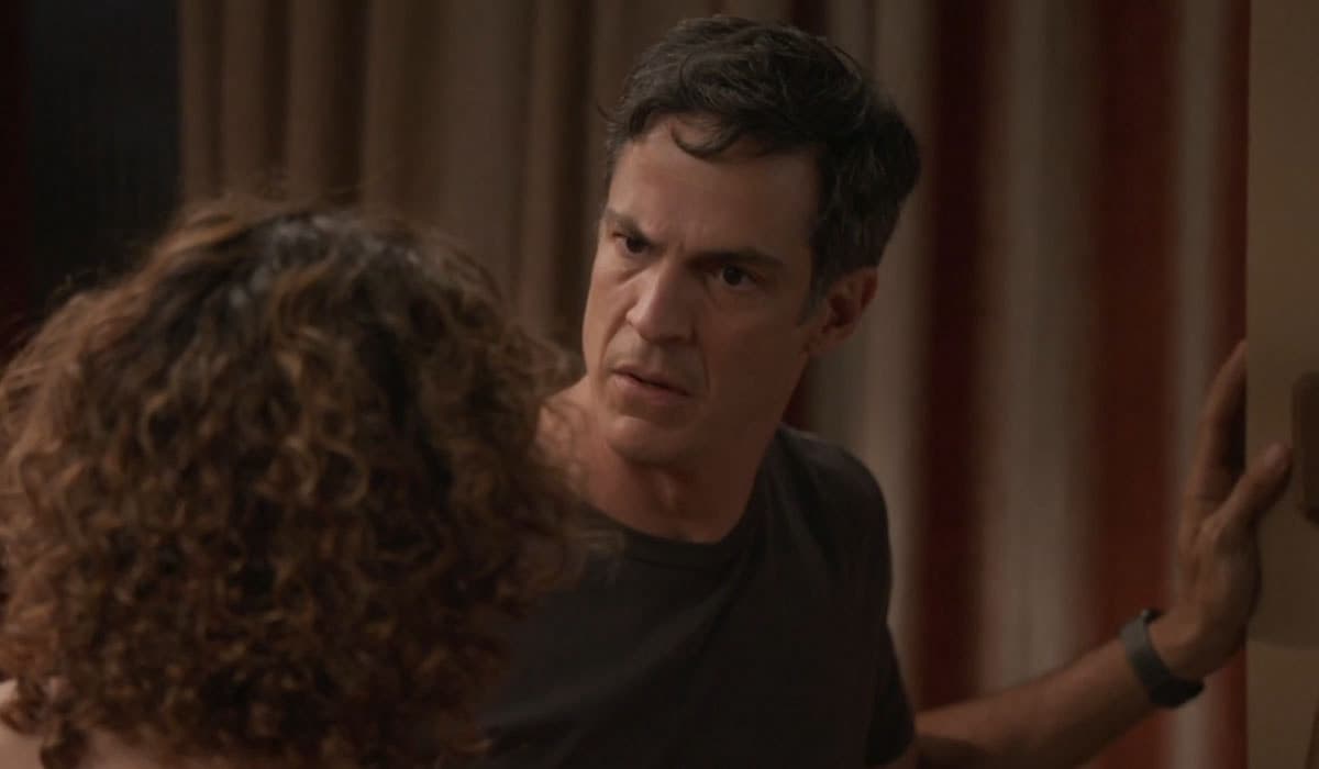 Jonas descobre que pode perder o movimento das pernas em Elas por Elas