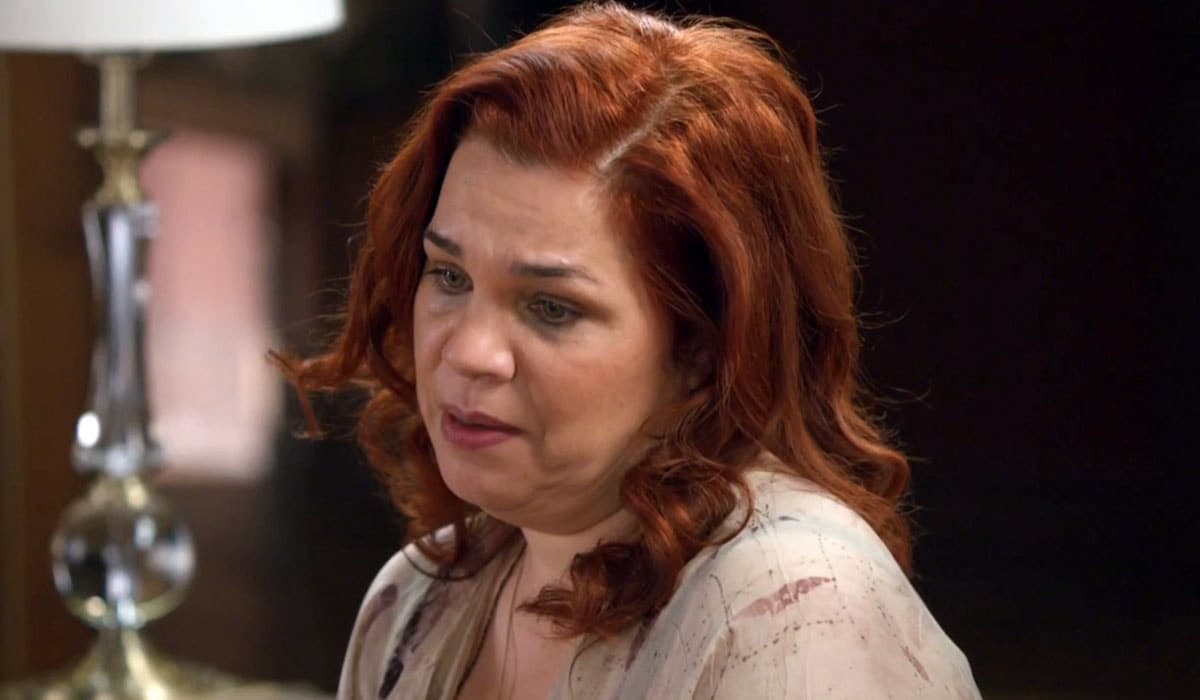 Helena é avaliada e pode ser afastada da empresa em Elas por Elas