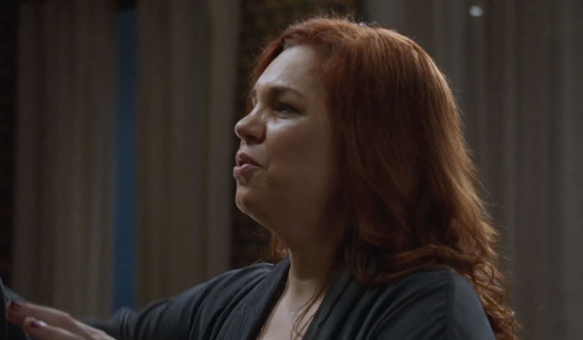 Helena surta completamente durante evento da empresa em Elas por Elas