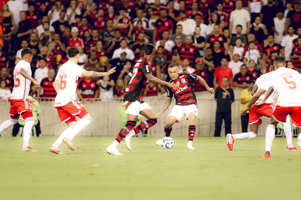 Flamengo vence Inter e avança com autoridade na Libertadores
