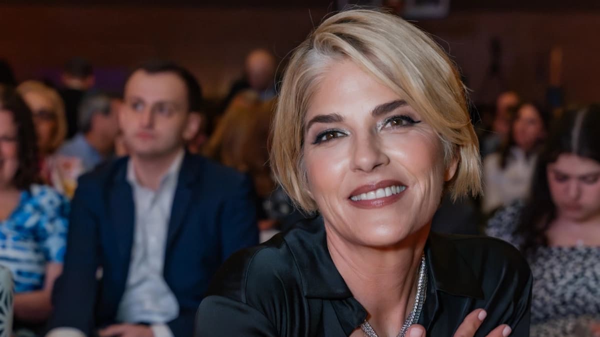 Selma Blair nega ter tentado abrir porta de avião após prisão em Nova York