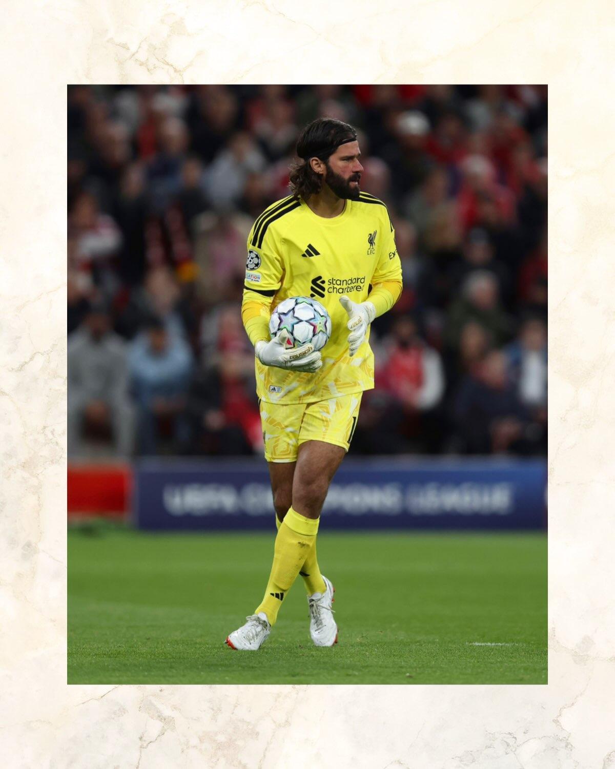 Alisson com a bola nas mãos em jogo do Liverpool pela Champions League. Fonte: Reprodução/Instagram @alissonbecker