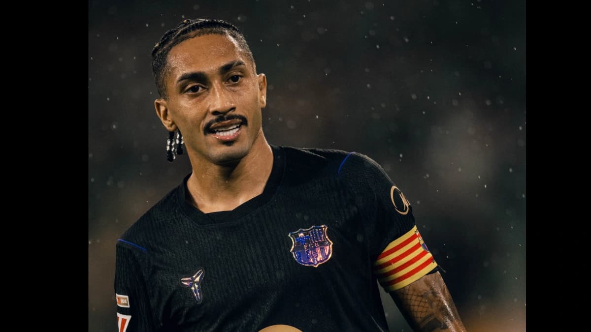 Raphinha volta a ser titular do Barcelona contra o PSG na Champions