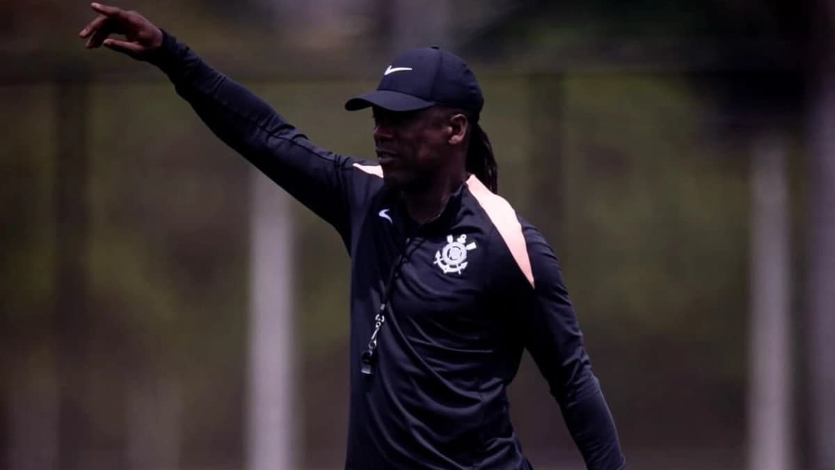 Seedorf estreia hoje? Visto adia, e Léo Porto comanda o Corinthians