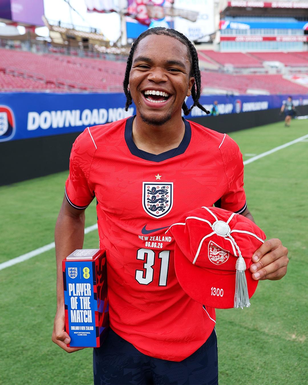 Rio Ngumoha com a camisa da Inglaterra, o troféu de melhor em campo e o cap da estreia contra a Nova Zelândia