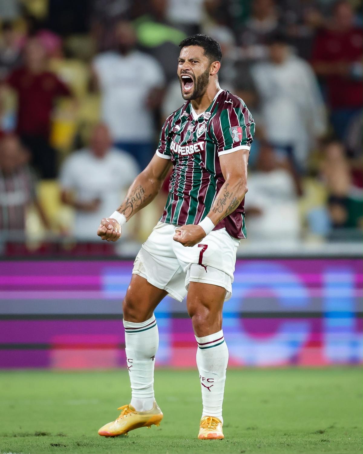 Hulk com a camisa do Fluminense