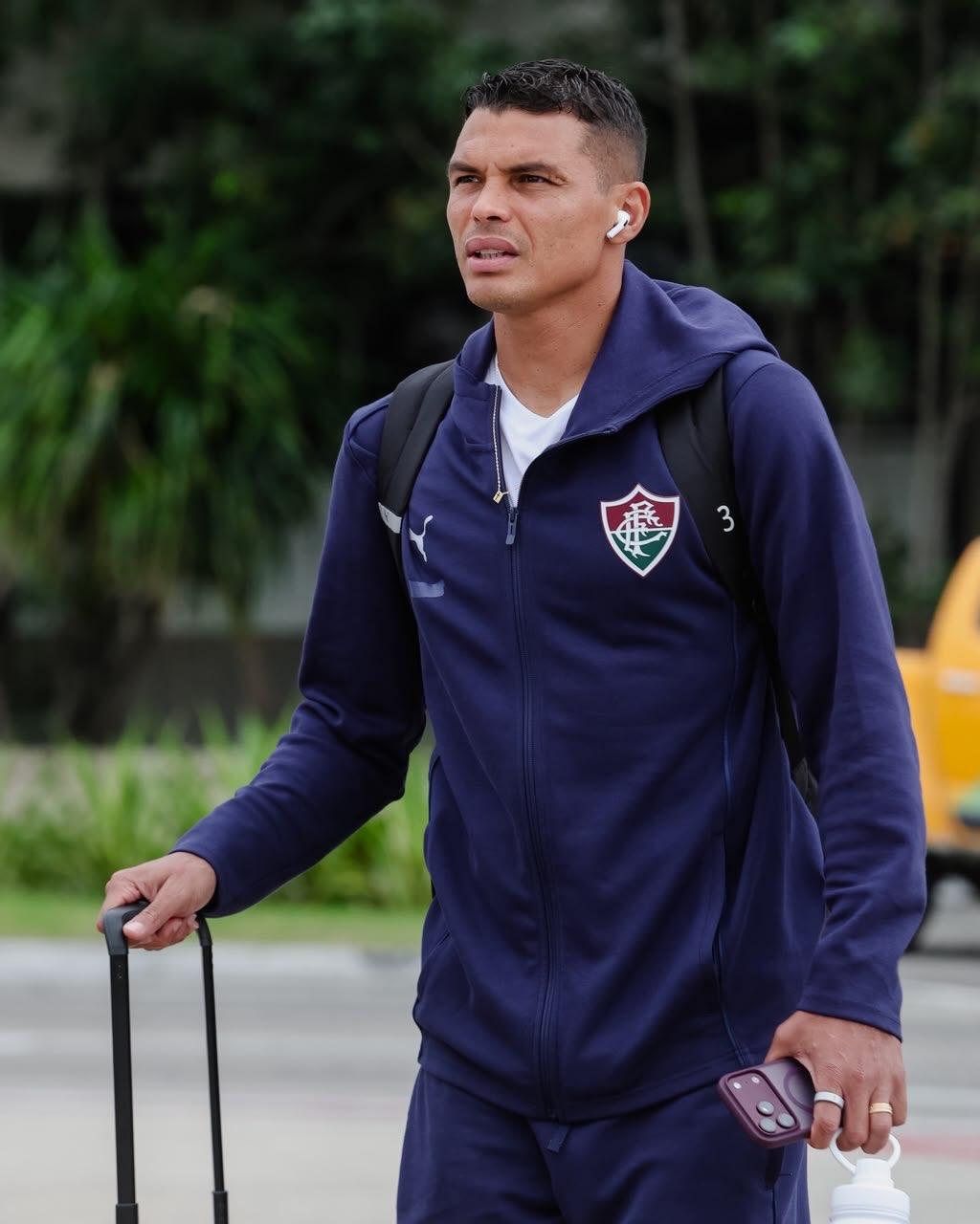 Thiago Silva desembarca com a delegação do Fluminense em São Paulo