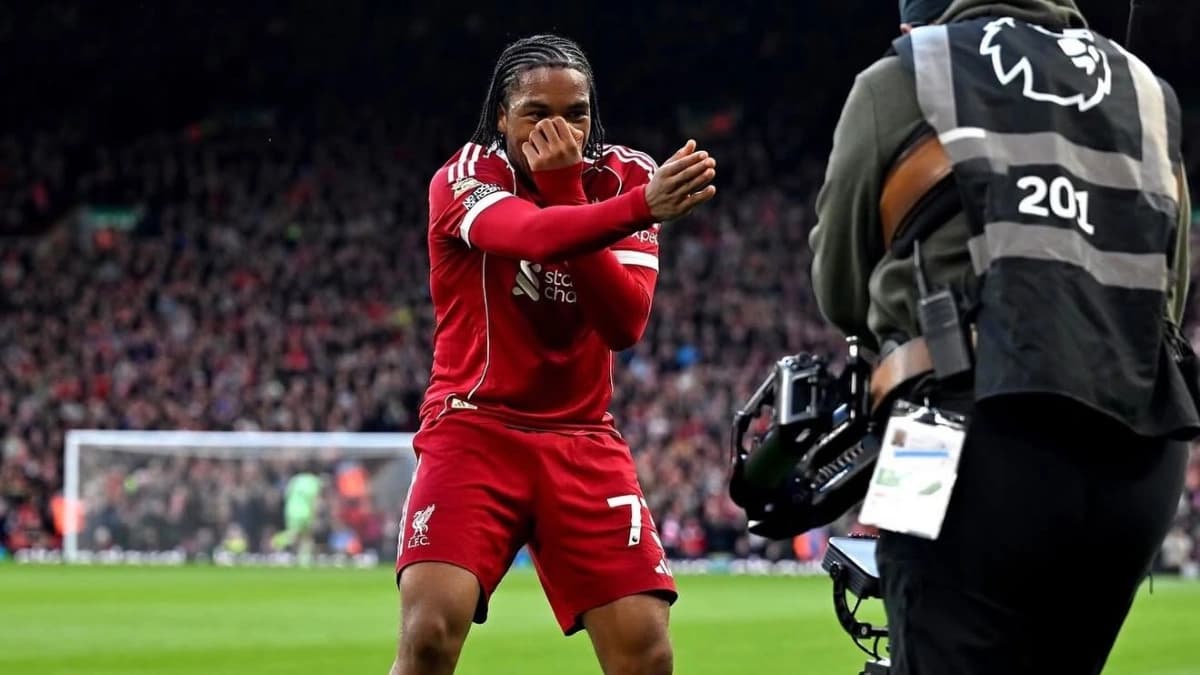 Precisamos falar sobre Rio Ngumoha, a joia de 18 anos do Liverpool