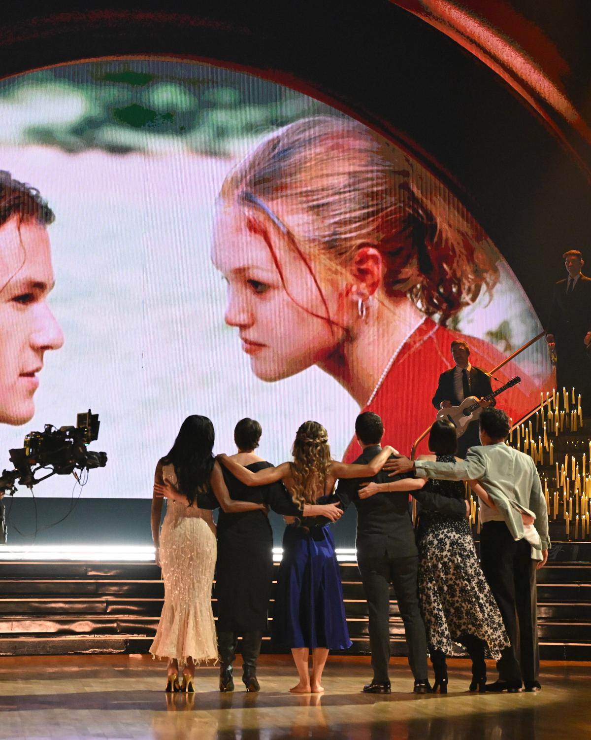 A cena com parte do elenco reunido emocionou o público presente. Imagem: Reprodução/Instagram @missjuliastiles