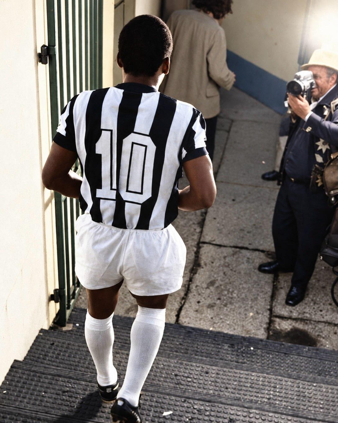 Pelé com a clássica camisa 10 do Santos. Foto: Reprodução/Instagram