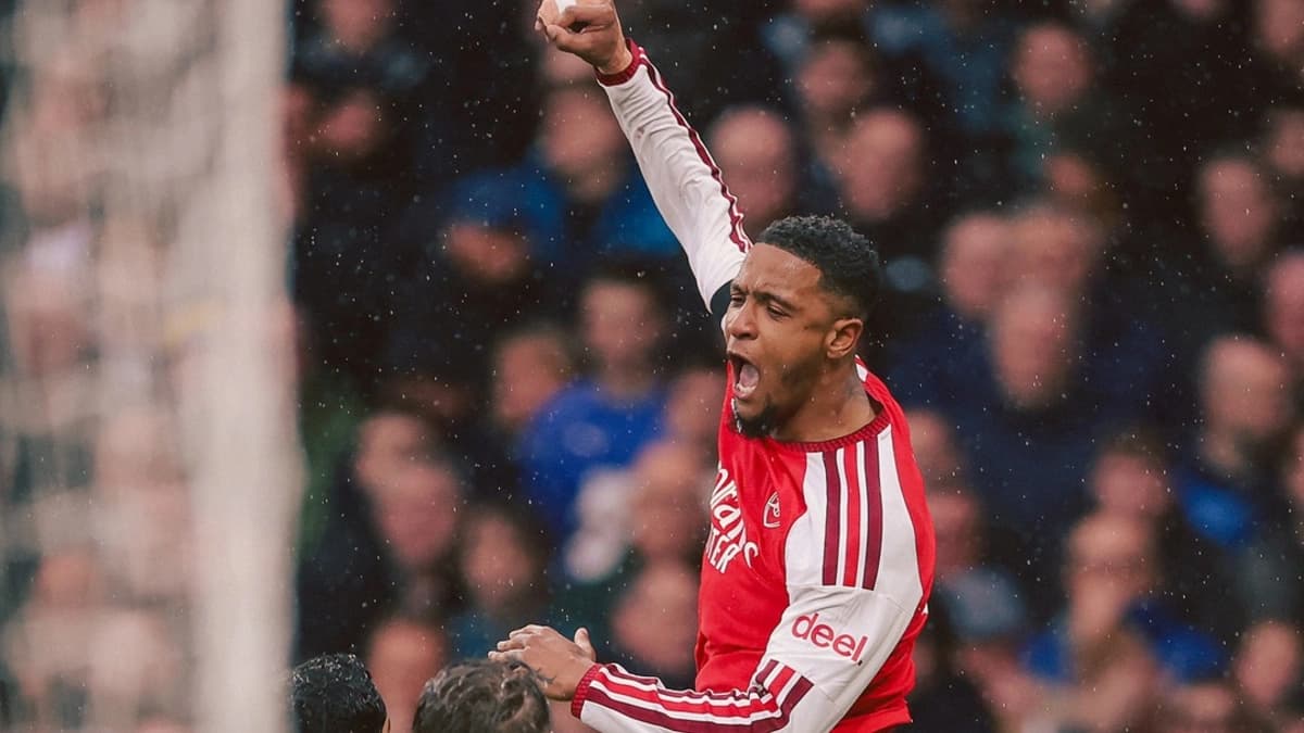 Arsenal vence o Everton no intervalo com primeiro gol de Konsa pelo clube