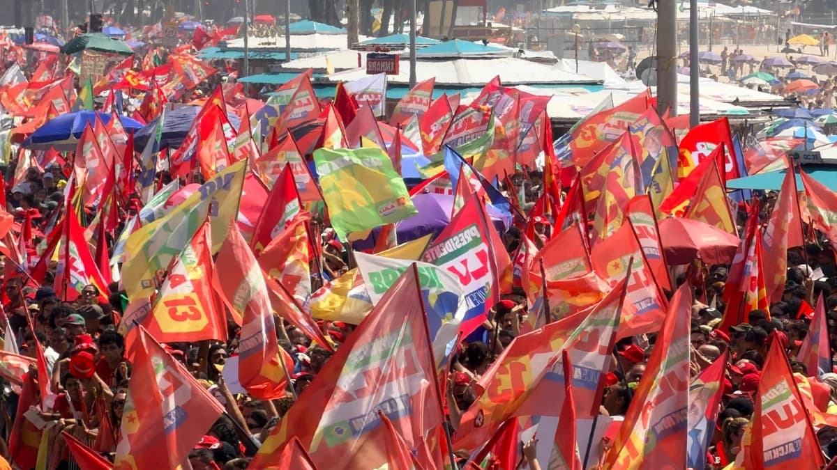 #LulaEmCopacabana lidera o X com ato na véspera do 2º turno