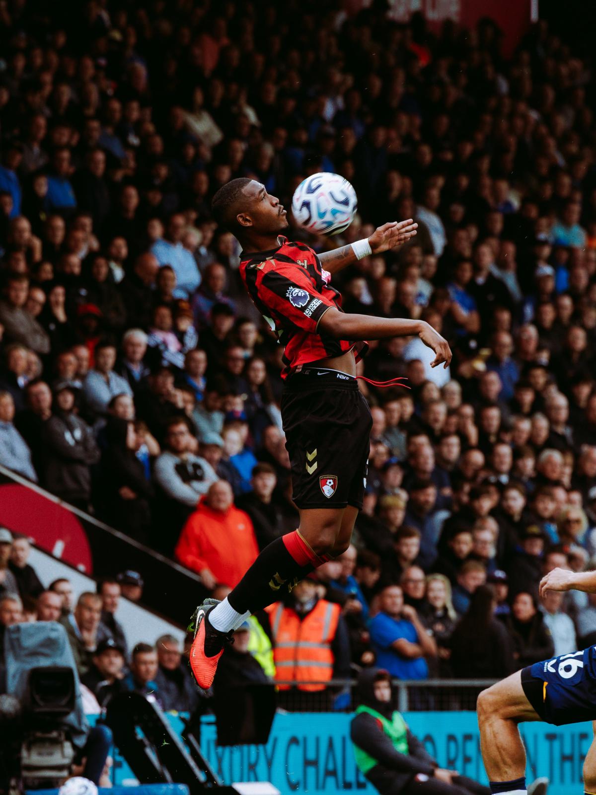Rayan domina a bola pelo Bournemouth na Premier League. Fonte: Reprodução/Instagram @rayann