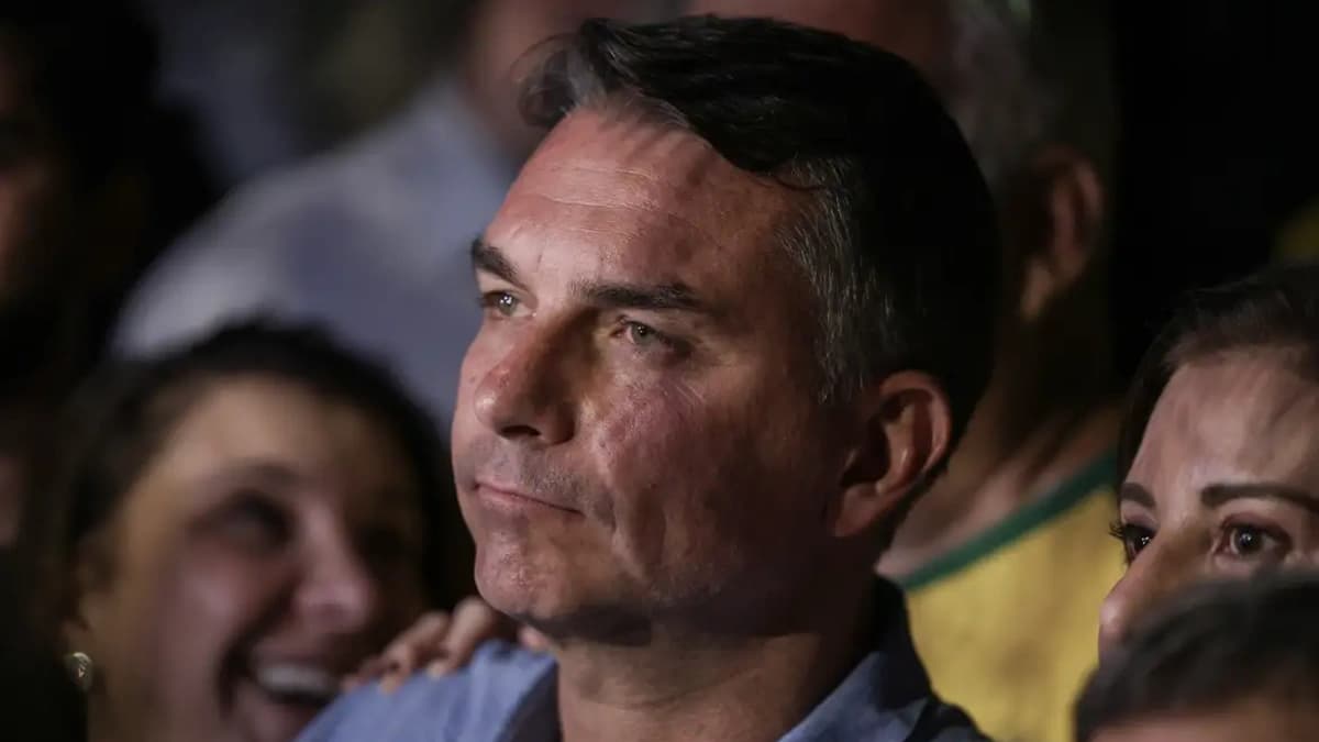 PF investiga se Flávio Bolsonaro saiu do Brasil pela Argentina