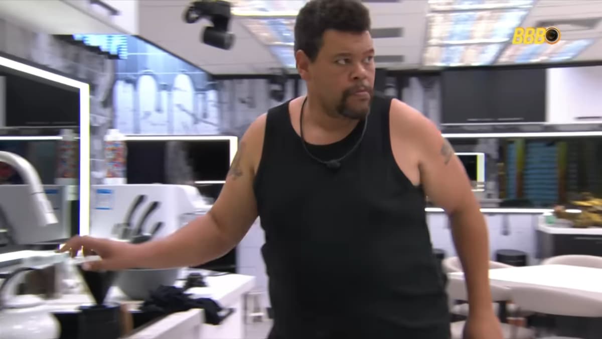 BBB 26: Babu Santana solta o verbo sobre atrasos no Raio-X e alerta para prejuízo coletivo em meio a Paredão morno