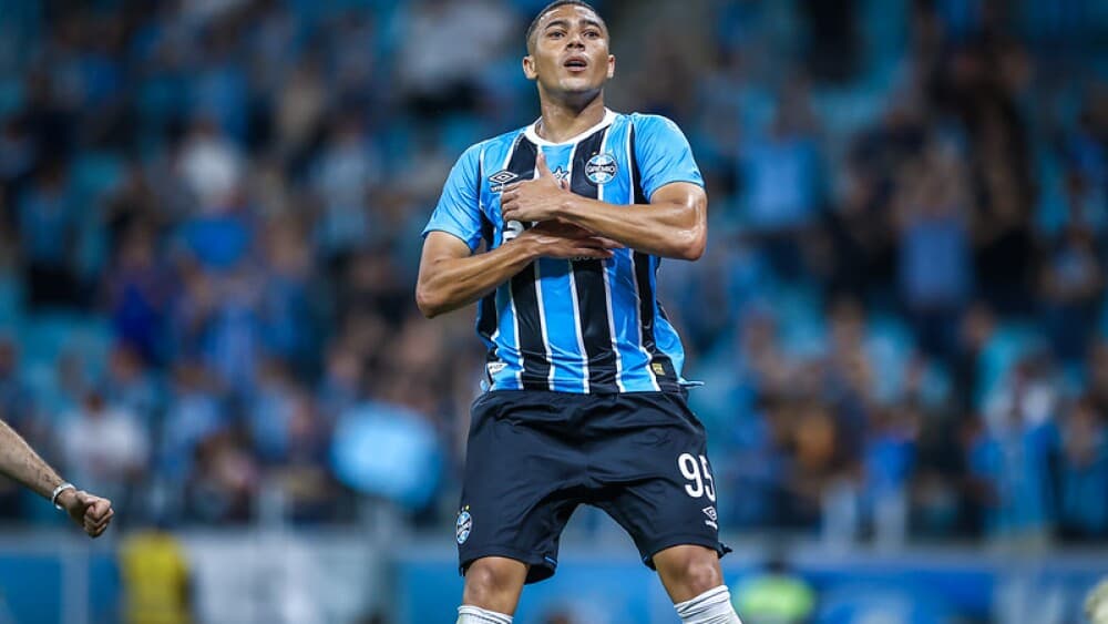 Grêmio 5 x 3 Botafogo: Defesa colapsa, Carlos Vinícius brilha e Tricolor vence duelo insano na Arena