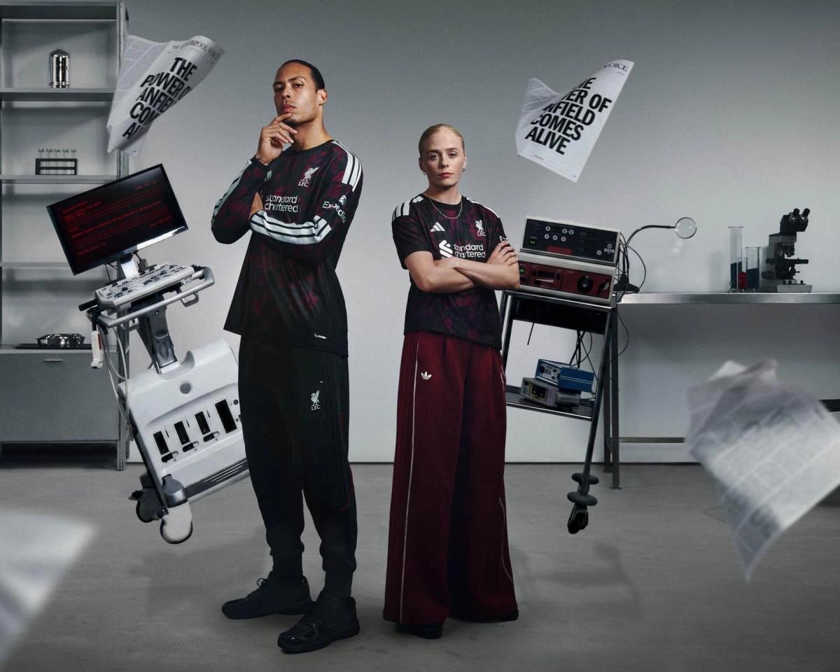 Liverpool lança terceiro uniforme preto e prateado para a temporada com foco nas noites de Champions