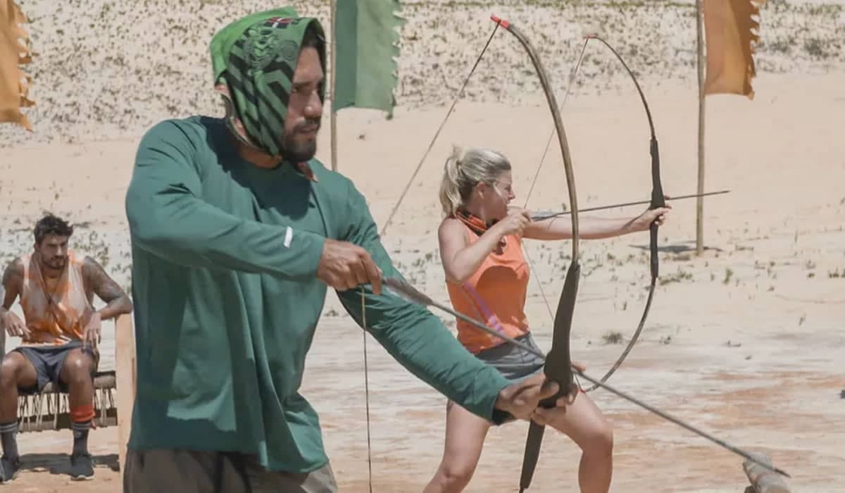 Arcrebiano e Íris disputam prova de pontaria com arco e flecha