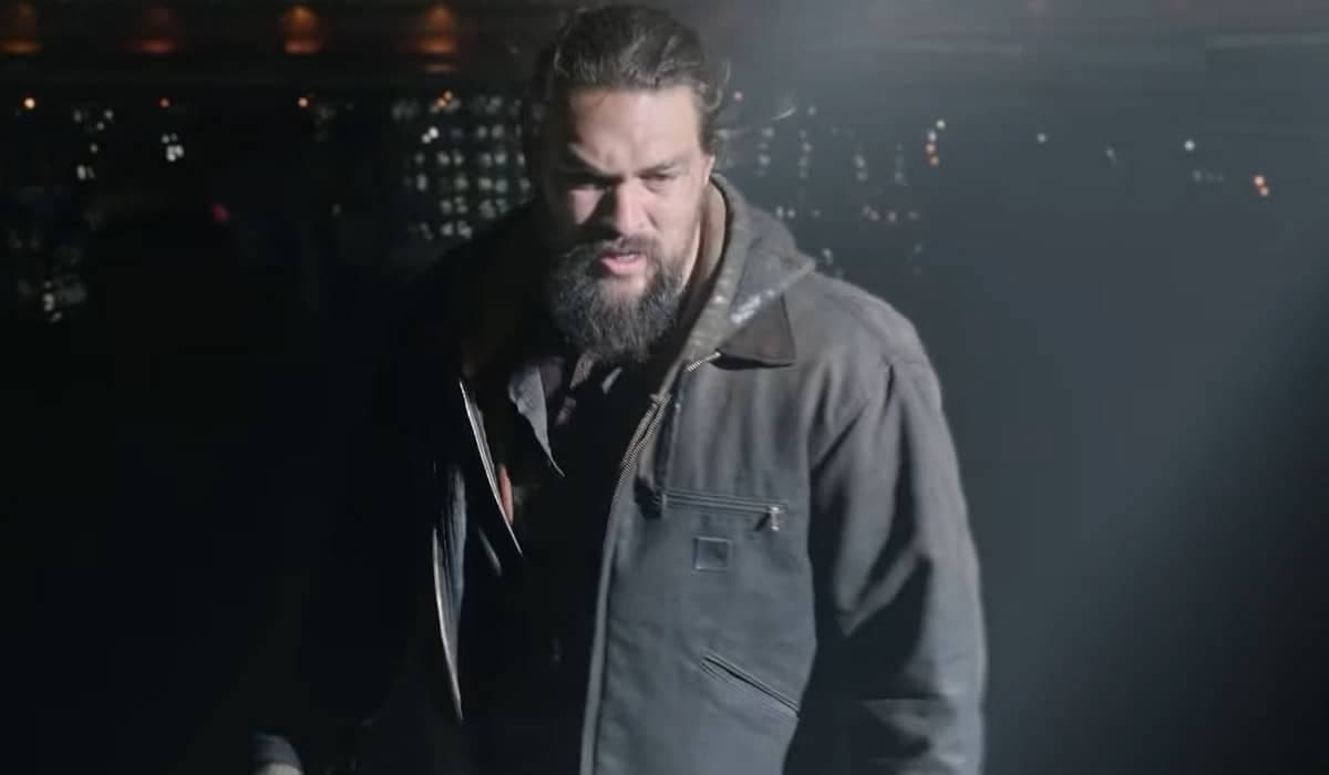 O personagem de Momoa fugirá em uma caça enquanto tenta provar sua inocência