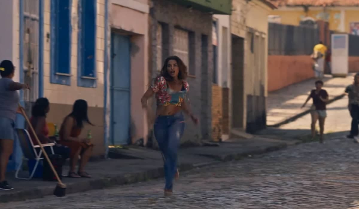 Brisa foge de multidão enlouquecida após ser confundida com sequestradora. Foto: Reprodução/Globo