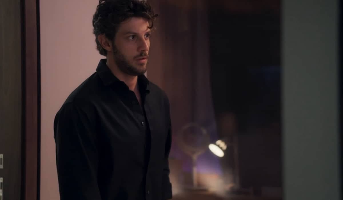 Guerra percebe a mudança de Ari. Fonte: Reprodução/Globo