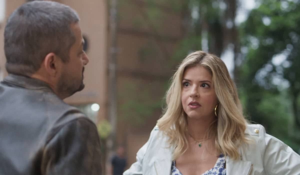 Rebeca consola Moa na novela das sete. Foto: Reprodução/Globo