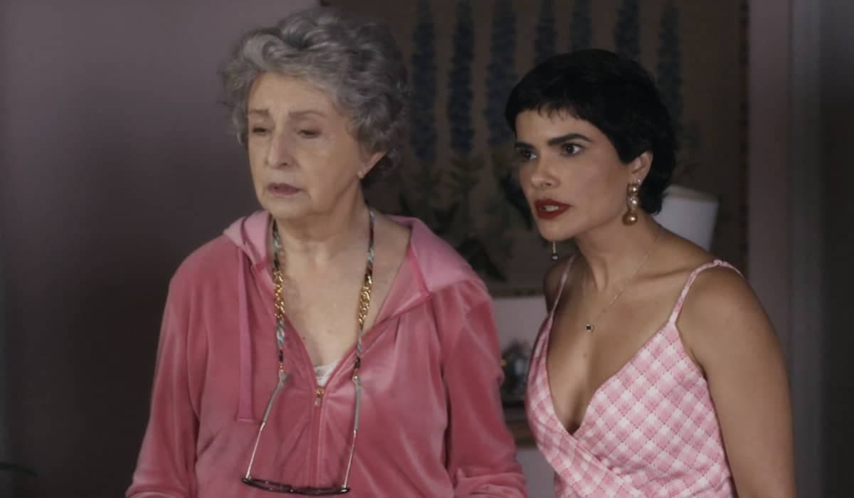Leonor conta sobre o fracasso da viagem para Cotinha. Foto: Reprodução/Globo