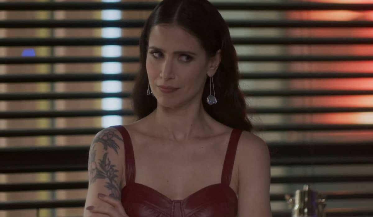 Regina acredita que Margareth está sabotando o laboratório. Foto: Reprodução/Globo