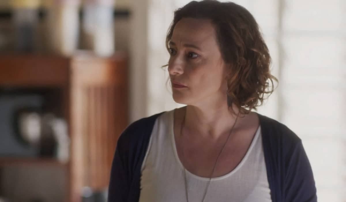 Olívia se desespera com a situação de Alfredo. Foto: Reprodução/Globo