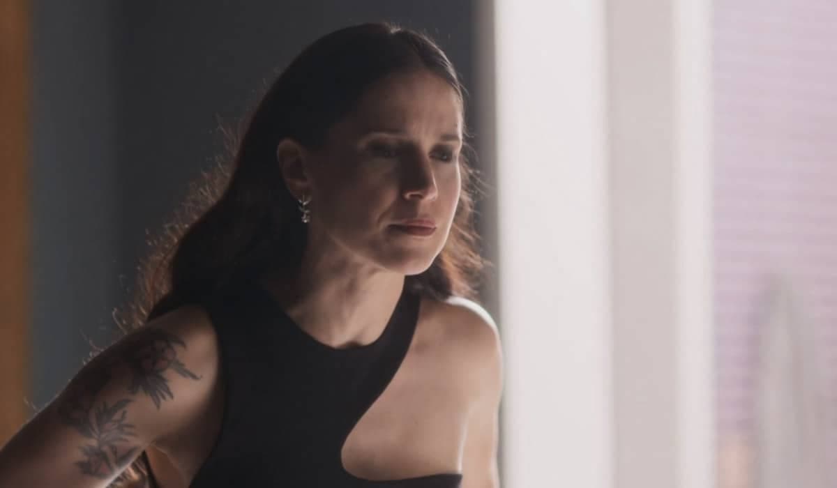 Regina fica desesperada com a ida do marido à delegacia. Foto: Reprodução/Globo