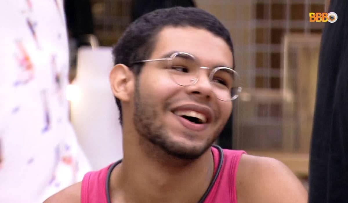 Vinicius apresentou uma tosse insistente nos últimos dias no BBB 22. Foto: Reprodução/Globoplay