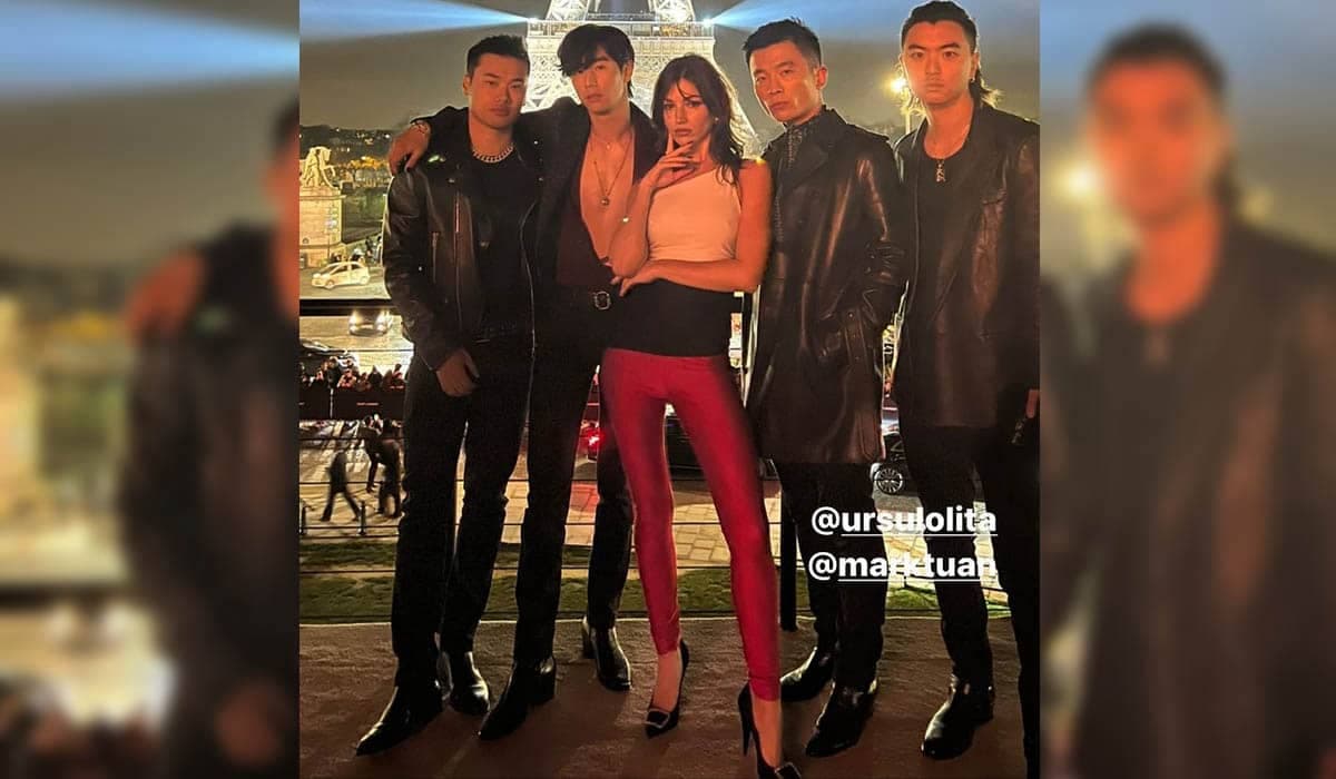 Úrsula Corberó posa ao lado do cantor Mark Tuan em Paris