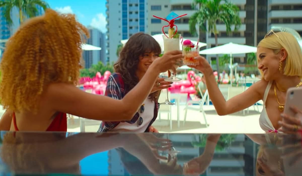 Liz se infiltra em condomínio luxuoso na série Maldivas. Foto: Reprodução/YouTube