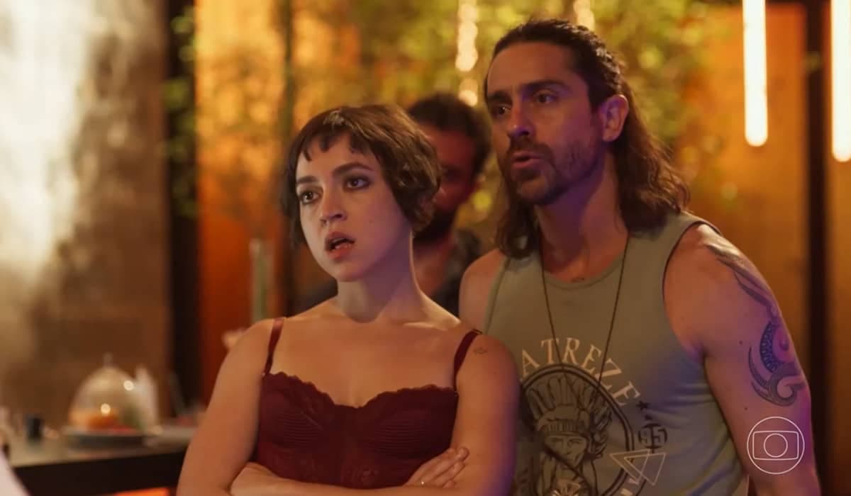 Cora se irrita com a aproximação de Roni e Tina. Fonte: Reprodução/Globo