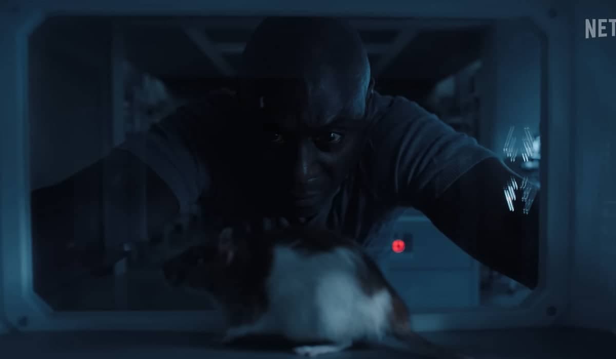 Lance Reddick interpreta Albert Wesker na série de Resident Evil. Foto: Reprodução/YouTube