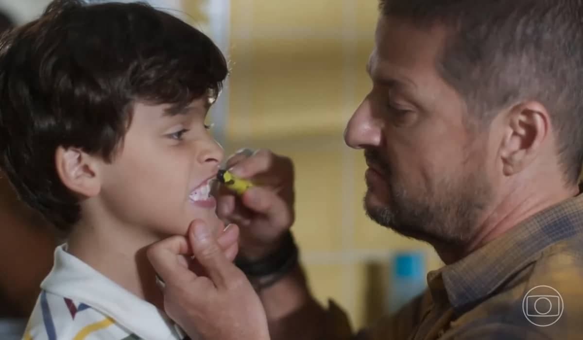 Moa trabalha duro para sustentar o filho em Cara e Coragem. Foto: Reprodução/Globo