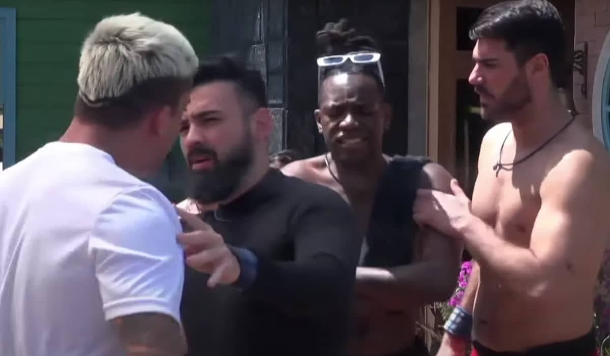A briga inicou na cozinha e foi parar na área da piscina. Foto: Reprodução/PlayPlus