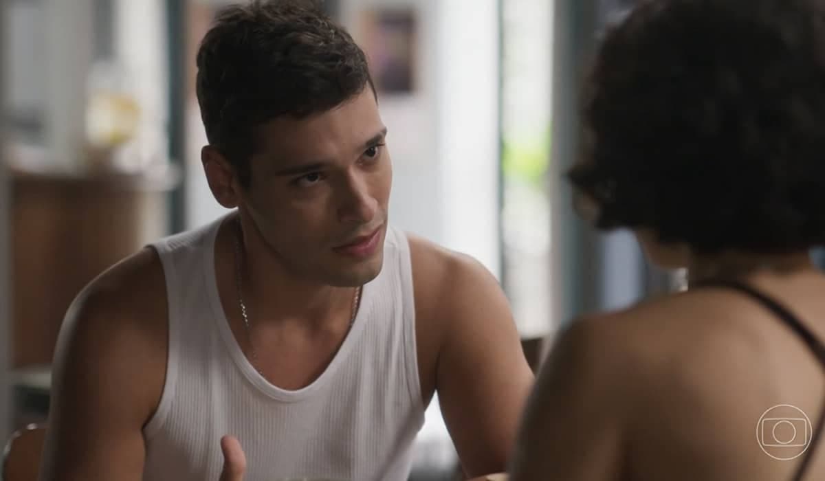 Renan fica empolgado com o retorno de Lou. Fonte: Reprodução/Globo