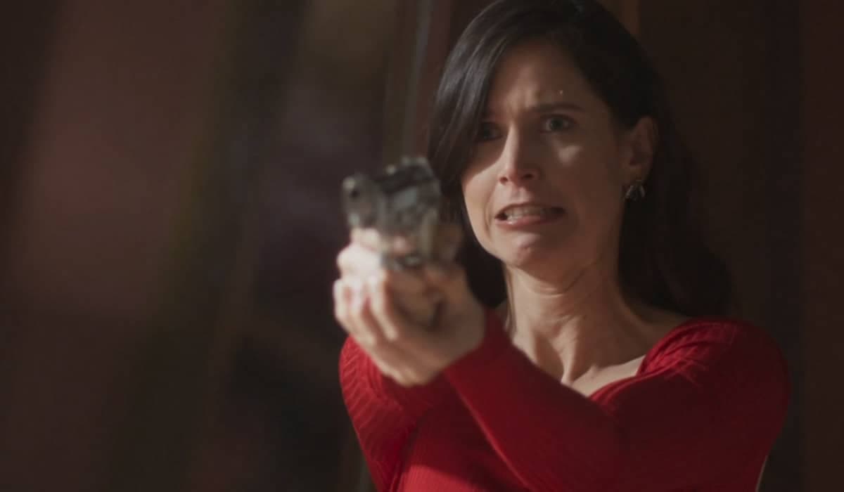 Regina disparou contra Clarice e Leonardo na novela. Foto: Reprodução/Globo