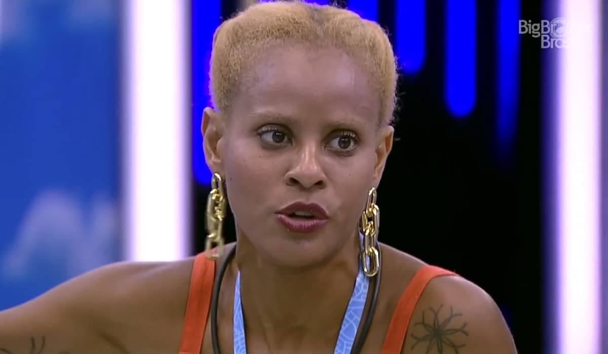 Aline e Bruno vivem impasse sobre o colar da imunidade. Foto: Reprodução/Globo