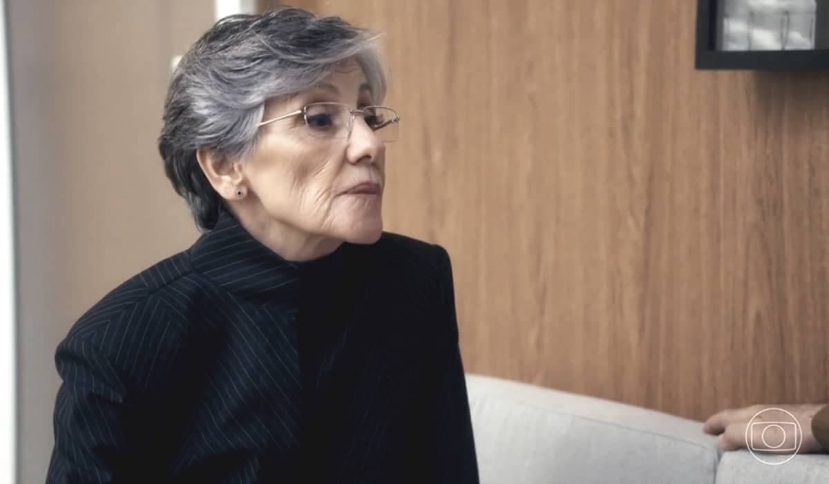 Ari esconde que Cidália acordou do acidente. Fonte: Reprodução/Globo