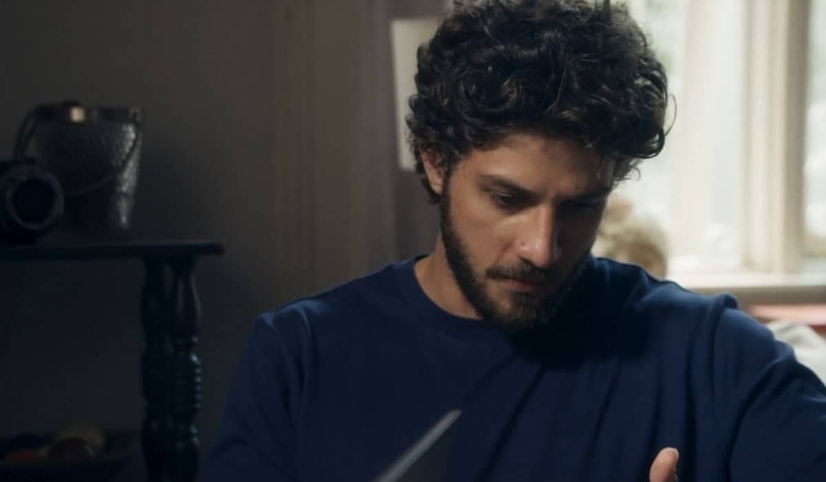 Ari finalmente mostra que é o principal vilão de Travessia. Foto: Reprodução/Globo