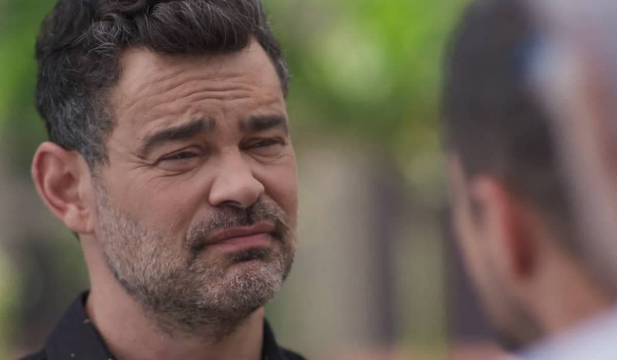 De uma hora para a outra, Alfredo fica à beira da morte. Foto: Reprodução/Globo