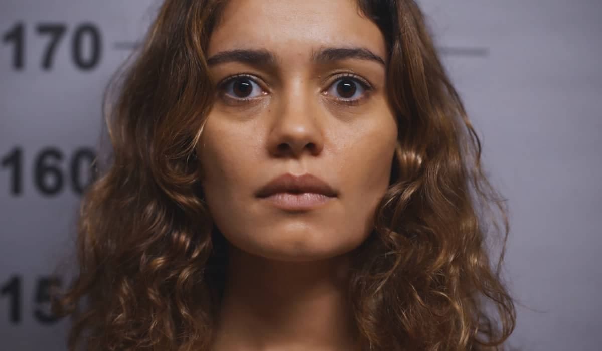 Maíra é presa no lugar de Zoé em Todas as Flores. Foto: Reprodução/Globo