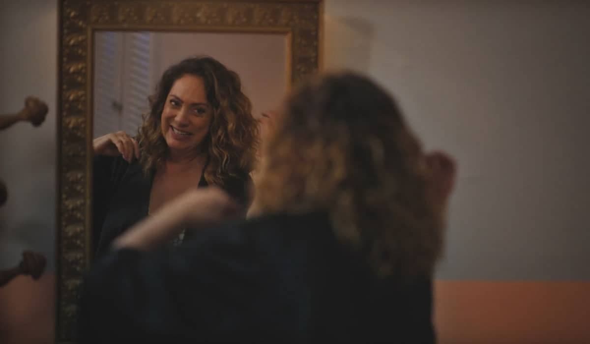 Agatha começa a ficar descuidada na novela das nove. Foto: Reprodução/Globo